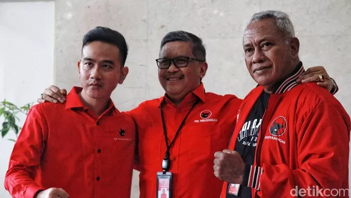 Gibran Rakabuming (kiri), Hasto Kristyanto (tengah), dan Komarudin Watubun (kanan). Foto: Detik.com