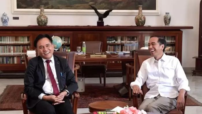 Yusril Ihza Mahendra (kiri) dan Presiden Joko Widodo 'Jokowi' (kanan). Foto: Detik.com