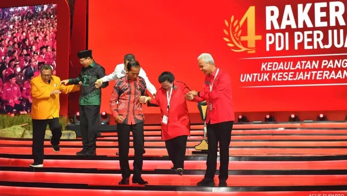 Presiden Joko Widodo (Jokowi), Megawati Soekarnoputri, dan Ganjar Pranowo. Foto: Detik.com 