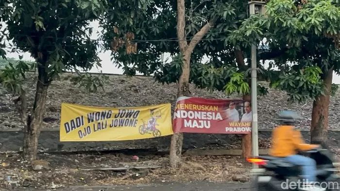 Spanduk bergambar petruk, di daerah Solo dan Semarang. Foto: detik.com