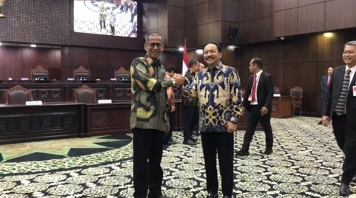 Hakim Konstitusi Saldi Isra dan Hakim Konstitusi Suhartoyo. Foto: Detik.com