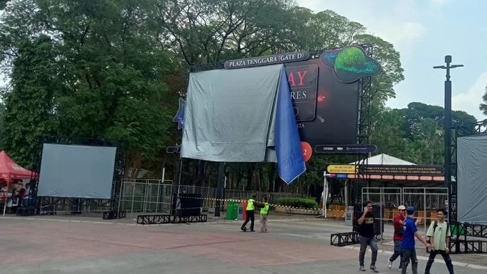 Persiapan konser Coldplay di Stadion Utama Gelora Bung Karno (SUGBK). Foto: Detik.com