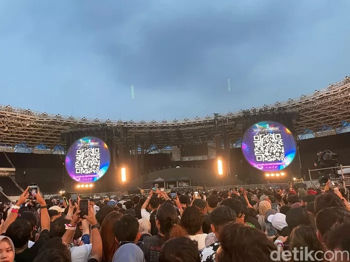Potret ramainya penonton konser Coldplay di Stadion Utama Gelora Bung Karno (SUGBK). Foto: Detik.com