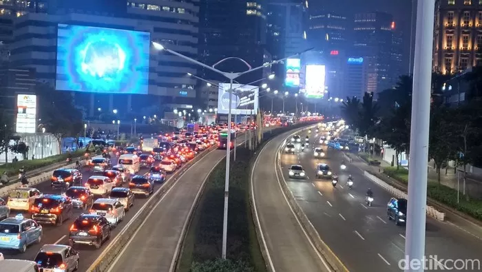 Kemacetan di Jalan Jenderal Sudirman, jelang konser Coldplay di Stadion Utama Gelora Bung Karno. Foto: Detik.com