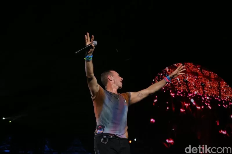 Aksipanggung Chris Martin bersama Coldplay di Stadion Utama Gelora Bung Karno pada Rabu (15/11). Foto: Detik.com