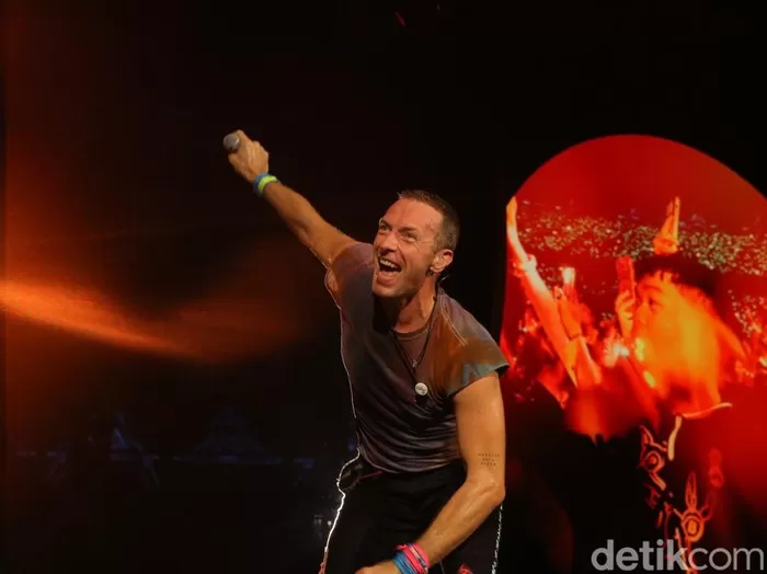 Chris Martin, vokalis Coldplay saat manggung di GBK untuk pertama kalinya sejak 25 tahun berkarir. Foto: Detik.com