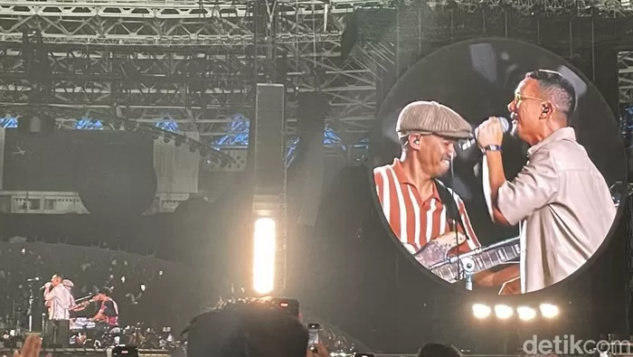 Maliq & D'essentials saat menjadi bintang tamu istimewa di konser Coldplay, Jakarta. Foto: Detik.com