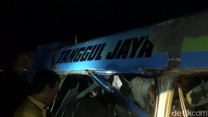 Kecelakaan maut KA Probowangi dengan Isuzu Elf. Foto: Detik.com