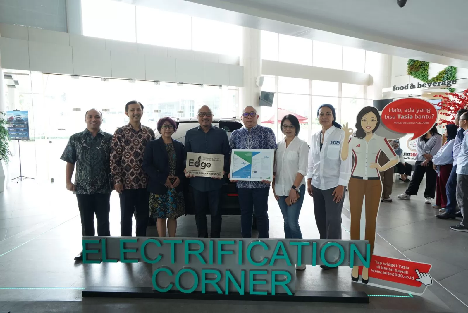 Penyerahan sertifikat Green Building Auto2000 BSD City, yang diserahkan oleh Farida Lasida Adji selaku East Asia Pasific Green Building Lead, dan diterima oleh pejabat cabang Auto2000 Riki Rusdiono.