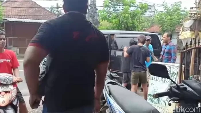 Polisi tangkap empat pemuda yang diduga merusak baliho Ganjar-Mahfud di Jembrana, Bali. Foto: Detik.com