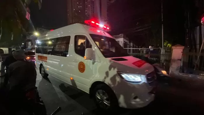 Mobil ambulans yang mengantarkan jenazah Doni Monardo. Foto: Detik.com