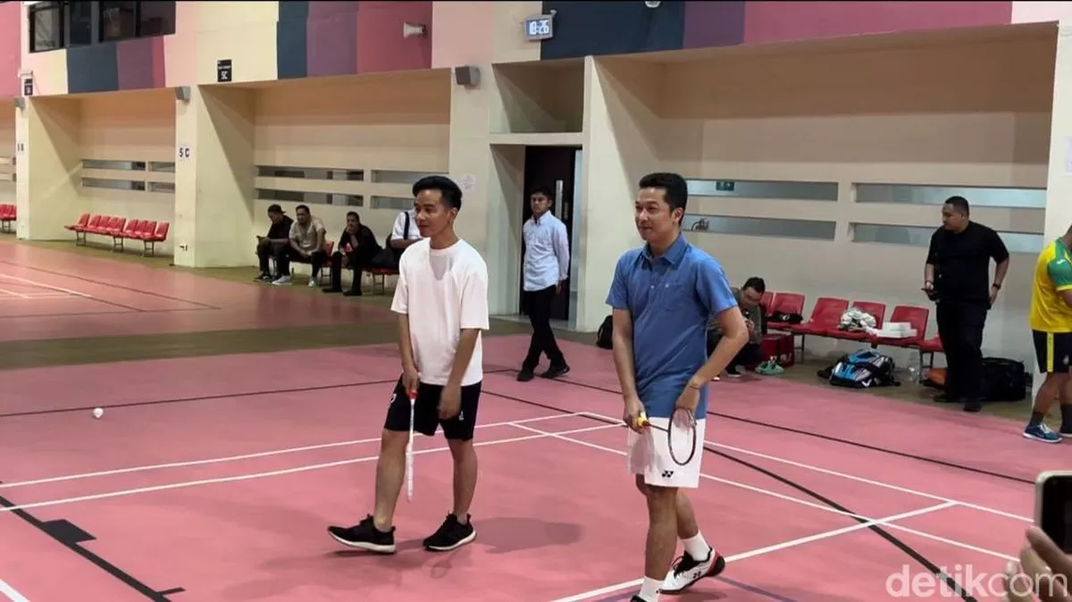 Gibran Rakabuming Raka (kiri), dan Taufik Hidayat (kanan). Foto: Detik.com