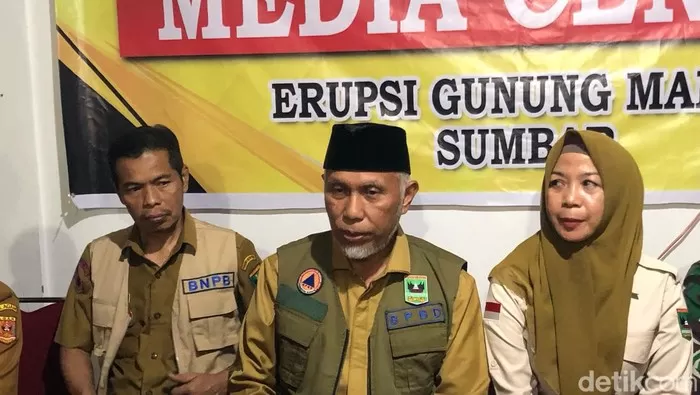 Gubernur Sumbar Mahyeldi di posko evakuasi korban Erupsi Gunung Marapi. Foto: Detik.com