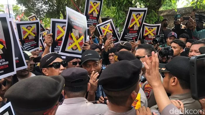 Massa beraksi di depan kantor DPW PSI DIY. Foto: Detik.com