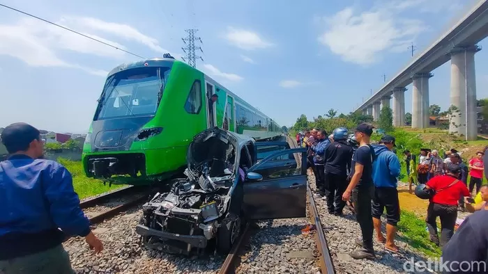 TKP Kecelakaan kereta feeder Whoosh dengan minibus. Foto: Detik.com