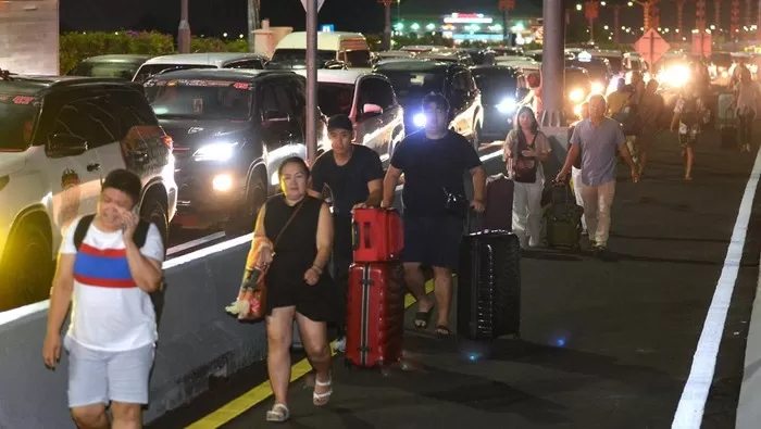 Turis berjalan kaki imbas macet parah saat libur Nataru di Bali. Foto: Detik.com