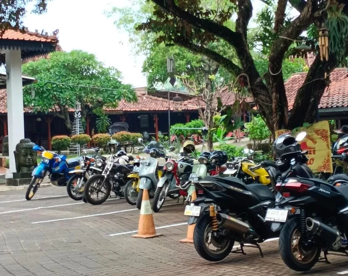 Komunitas motor patriot satmori ke Warung Solo milik Rio Sarwono.