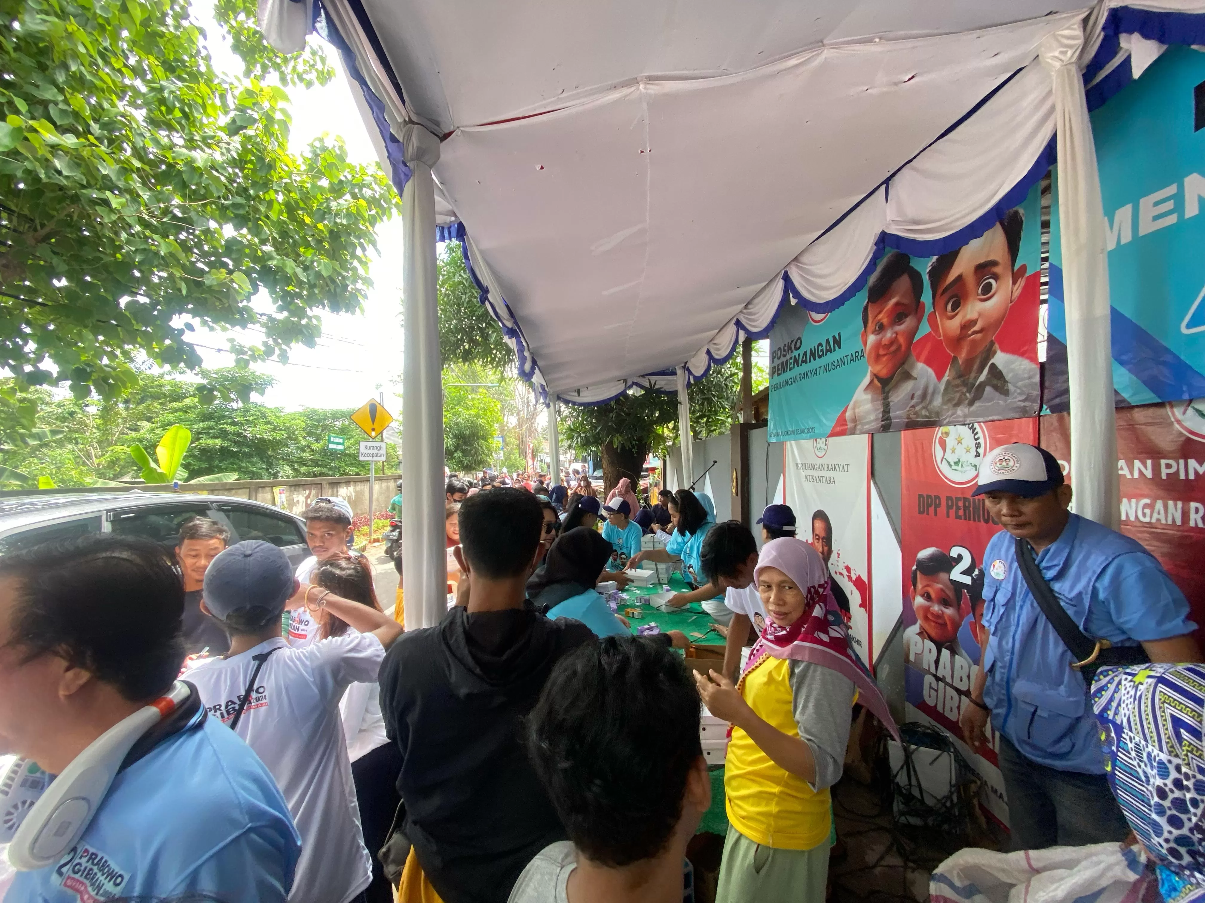 Pernusa bagi makanan dan susu gratis.