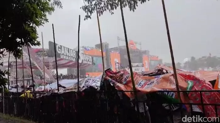 kampanye Ganjar-Mahfud di Banyuwangi diguyur hujan. Foto: Tribunnews.com