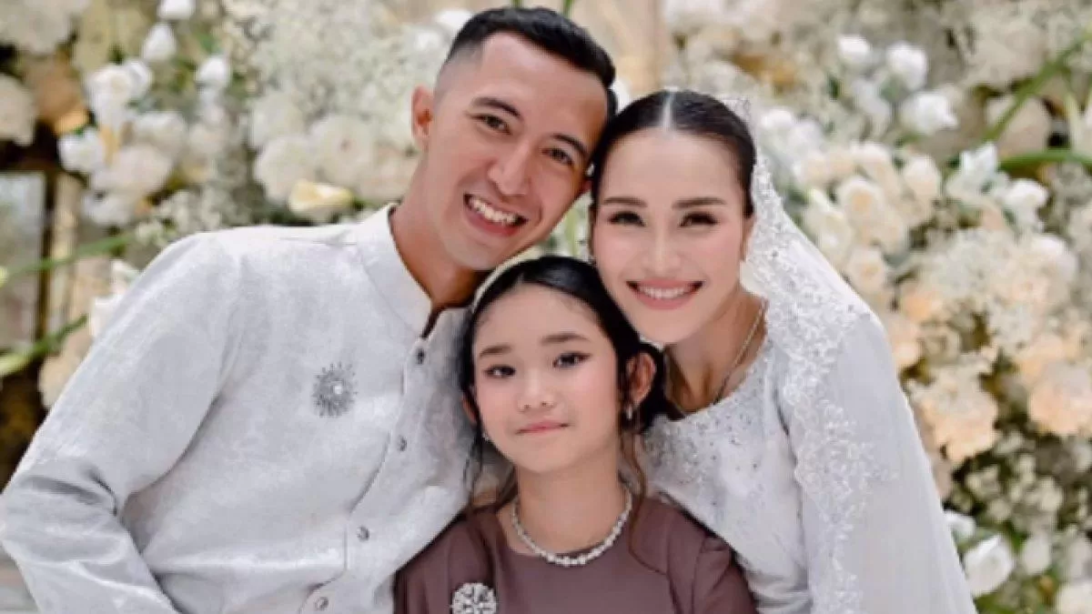 Ayu Ting Ting dan calon suami. Foto: Tribunnews.com