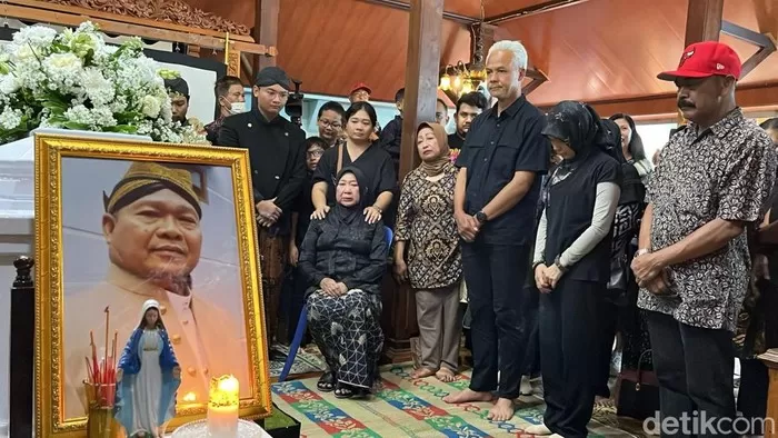 Ganjar Pranowo melayat Blacius Subono. Foto: Detik.com