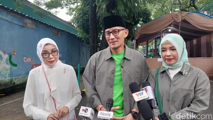 Sandiaga Uno (tengah) dan istrinya, Nur Asia (kanan). Foto: Detik.com