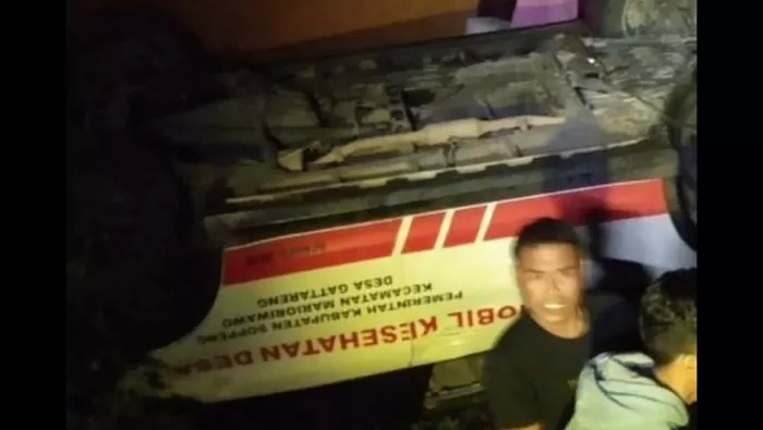 Mobil ambulans di Soppeng terbalik. Foto: Detik.com