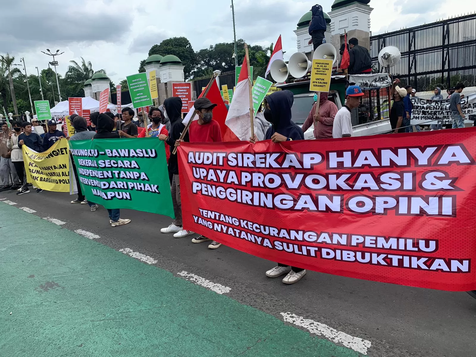 Massa Gempar demo tolak hak angket DPR.