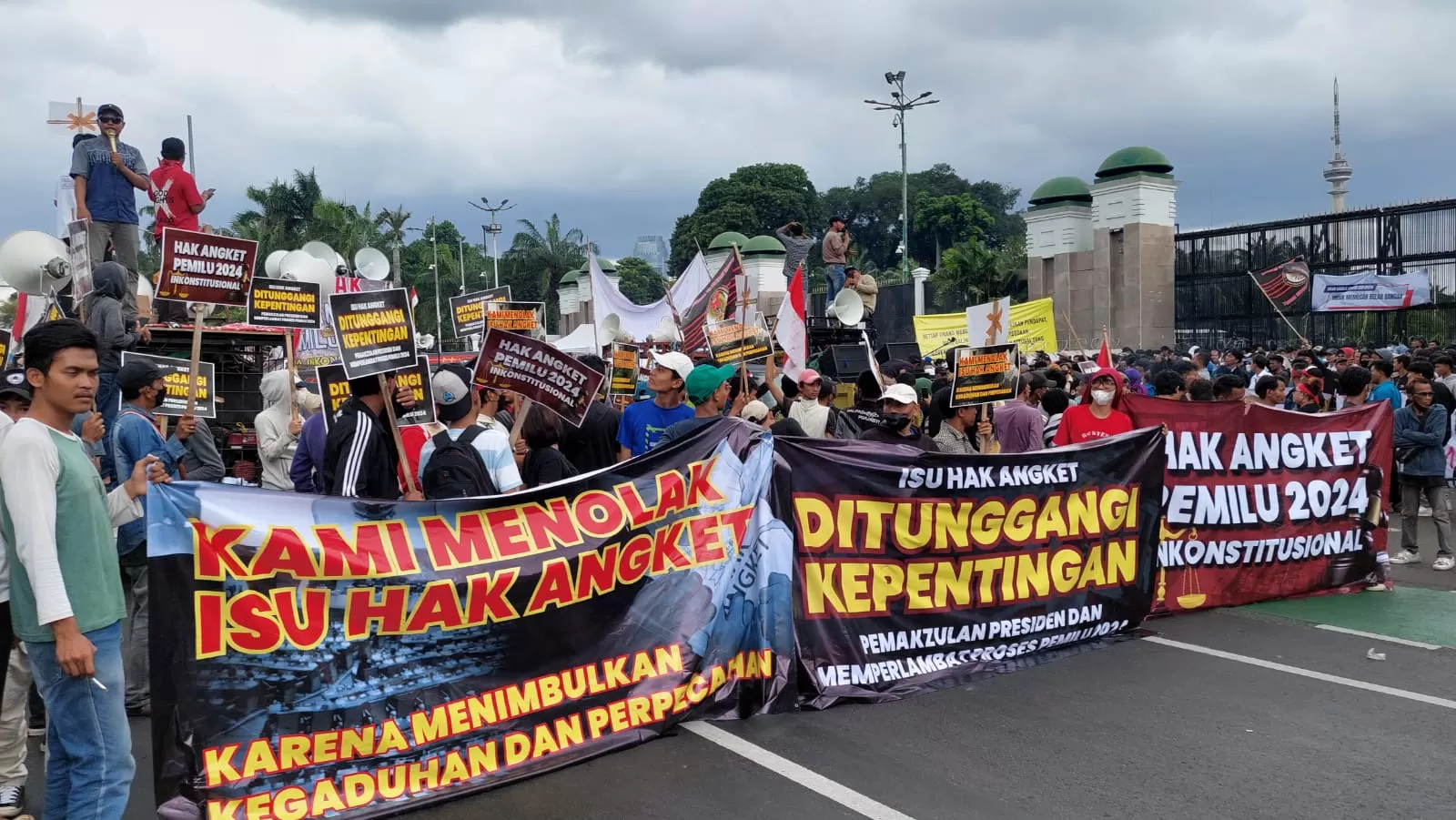 Aliansi Corong Rakyat unjuk rasa di depan gedung DPR RI (dok. Aliansi Corong Rakyat).