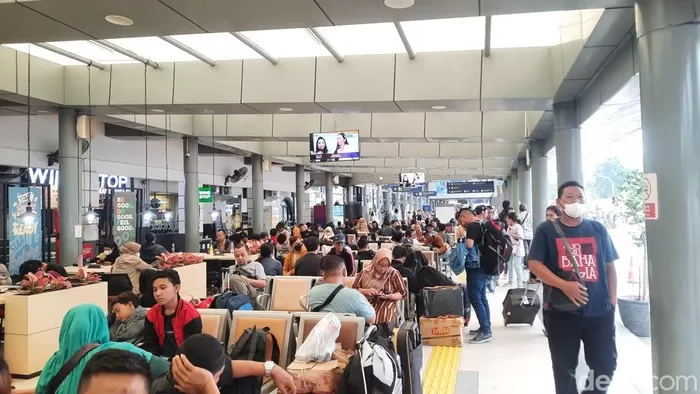 Suasana Stasiun Pasar Senen menjelang Ramadan 1444 H. Foto: Detik.com