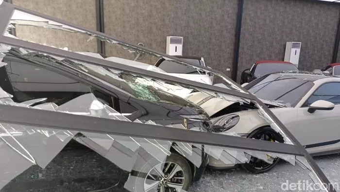 Penampakan Porsche remuk usai ditabrak mobil Xpander di showroom PIK 2 Kota Tangerang. Foto: Detik.com