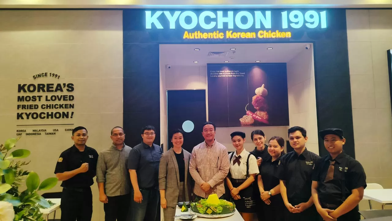 Para petinggi dan kru saat meresmikan pembukaan restoran Korea Kyochon.