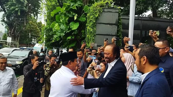 Prabowo Subianto bertemu dengan Surya Paloh. Foto: Detik.com