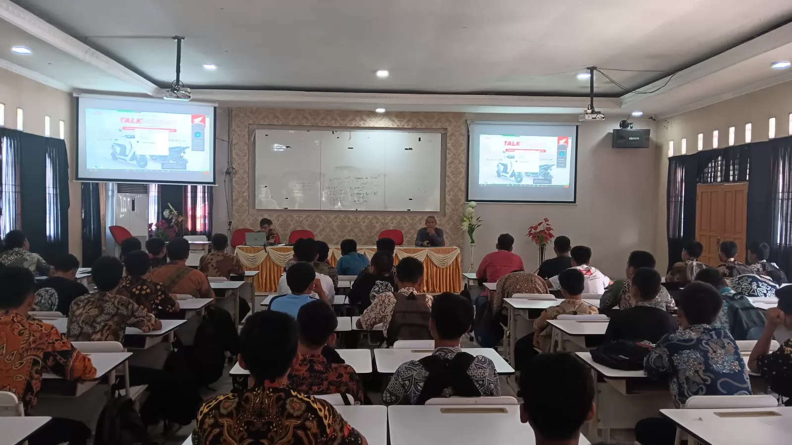 AHM-Wahana Makmur Sejati Bimbing Siswa di 56 SMK Binaan AHM di Jakarta-Tangerang tentang Motor Listrik Honda EM1 e.