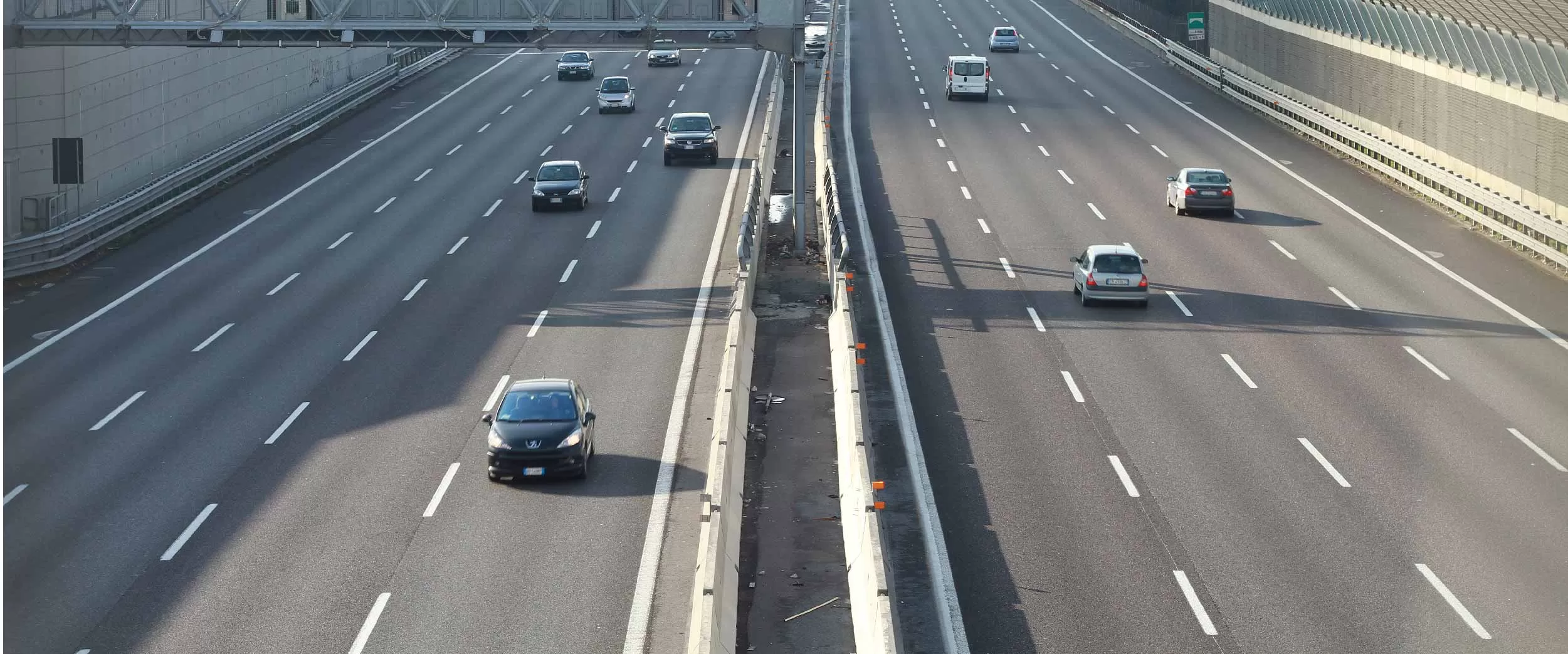 Tips aman mengemudi di jalan tol. 