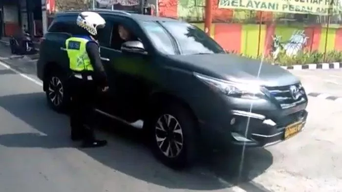 Pengemudi Fortuner yang diduga menggunakan pelat palsu dinas TNI akan mendapat ancaman pidana (foto: tribunnews).