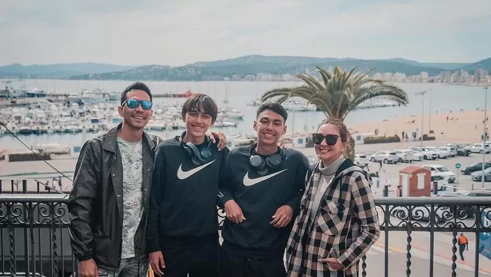 Darius Sinathrya bersama keluarga. Foto: Detik.com