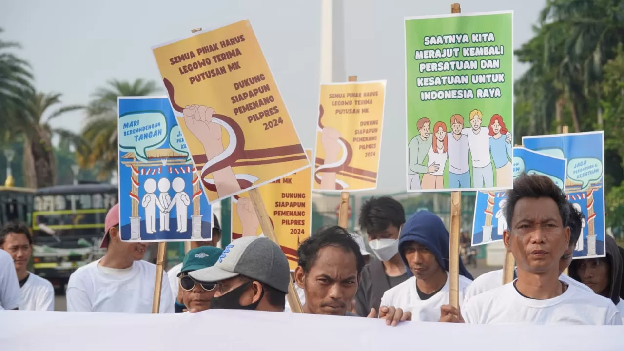 MASSA Amuk RI aksi simbol perdamaian usai Pilres 2024 di Jakarta Pusat.