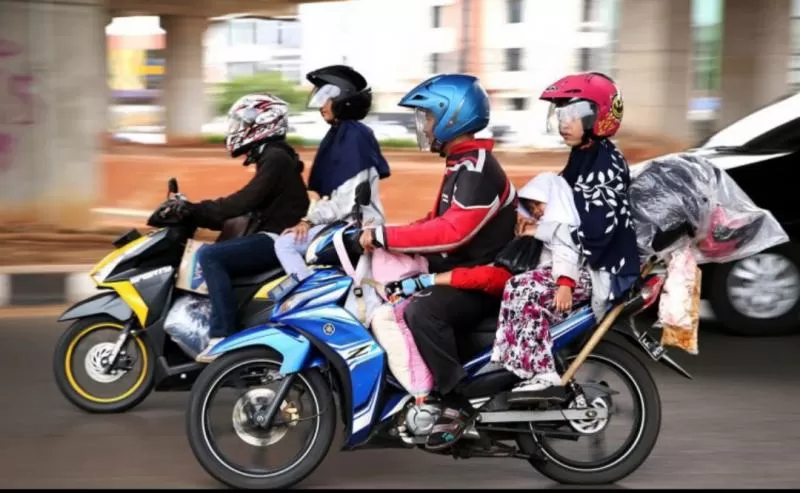 Pentingnya memerhatikan keamanan saat bonceng sepeda motor (sumber: topcareer.id)