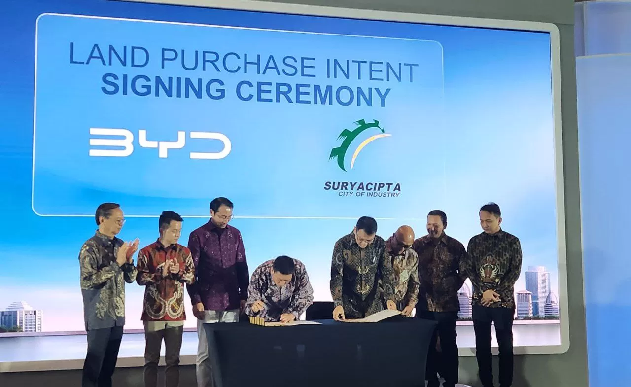 PT BYD Motor Indonesia menandatangani kerja sama pembelian lahan dengan PT Suryacipta Swadaya untuk pengembangan Industri EV BYD di Indonesia (foto: krm).