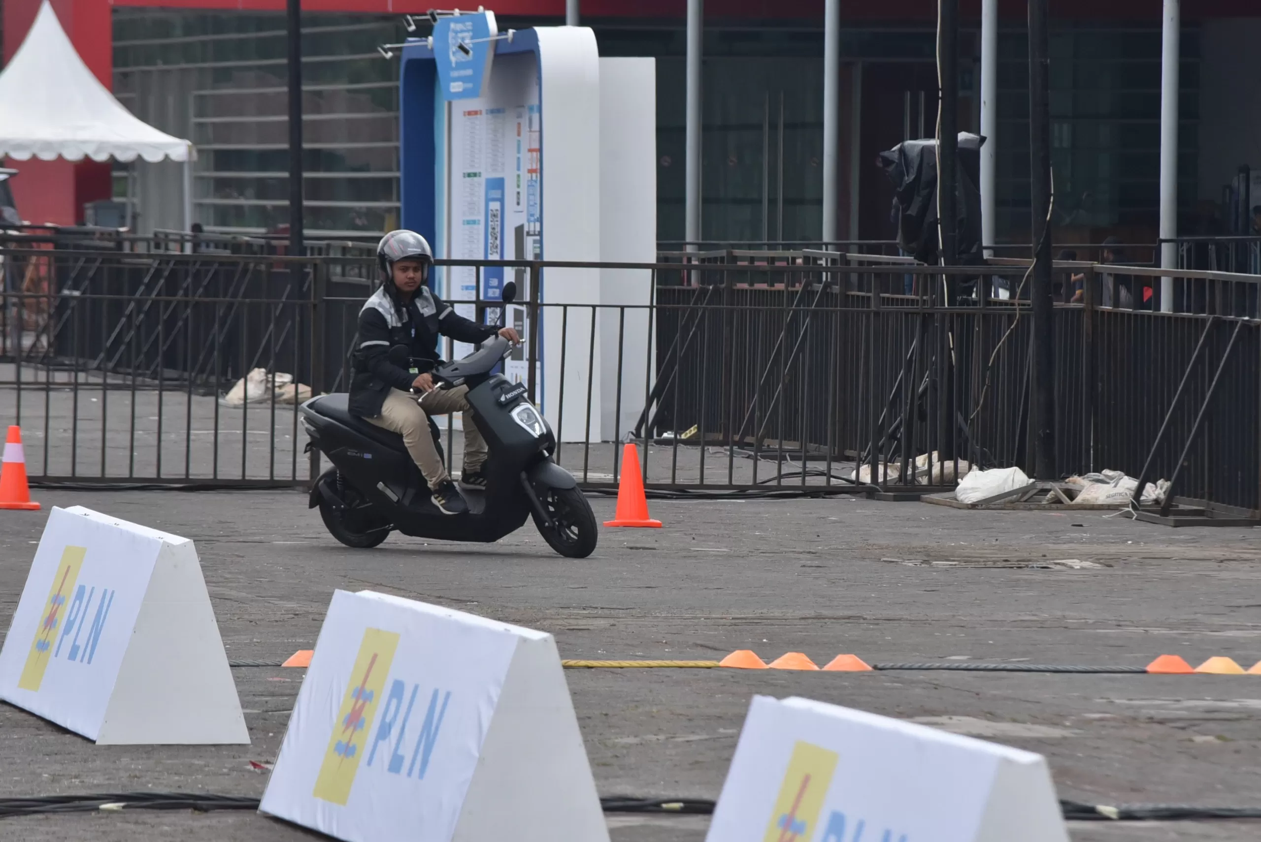 Hampir 250 pengunjung PEVS 2024 jajal langsung motor listrik Honda, sebagian besar puas.