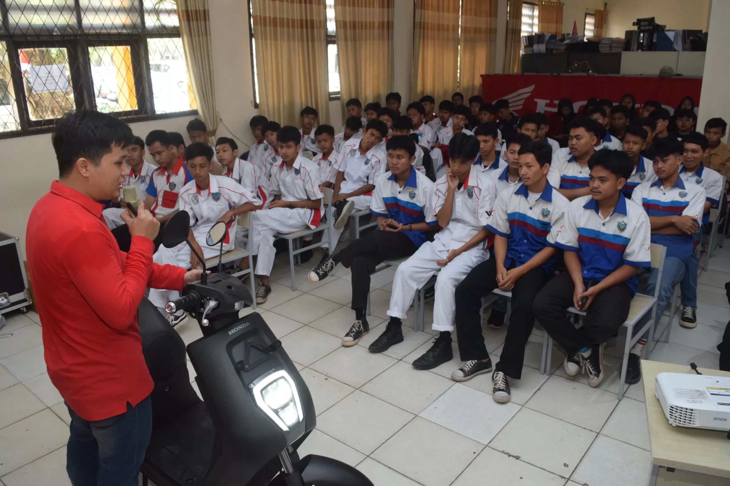 AHM dan Wahana Makmur Sejati edukasi terkait motor listrik untuk ratusan pelajar SMK di Jakarta-Tangerang.