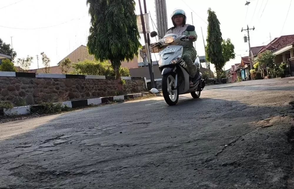 Simak tips berkendara di turunan untuk motor matik.