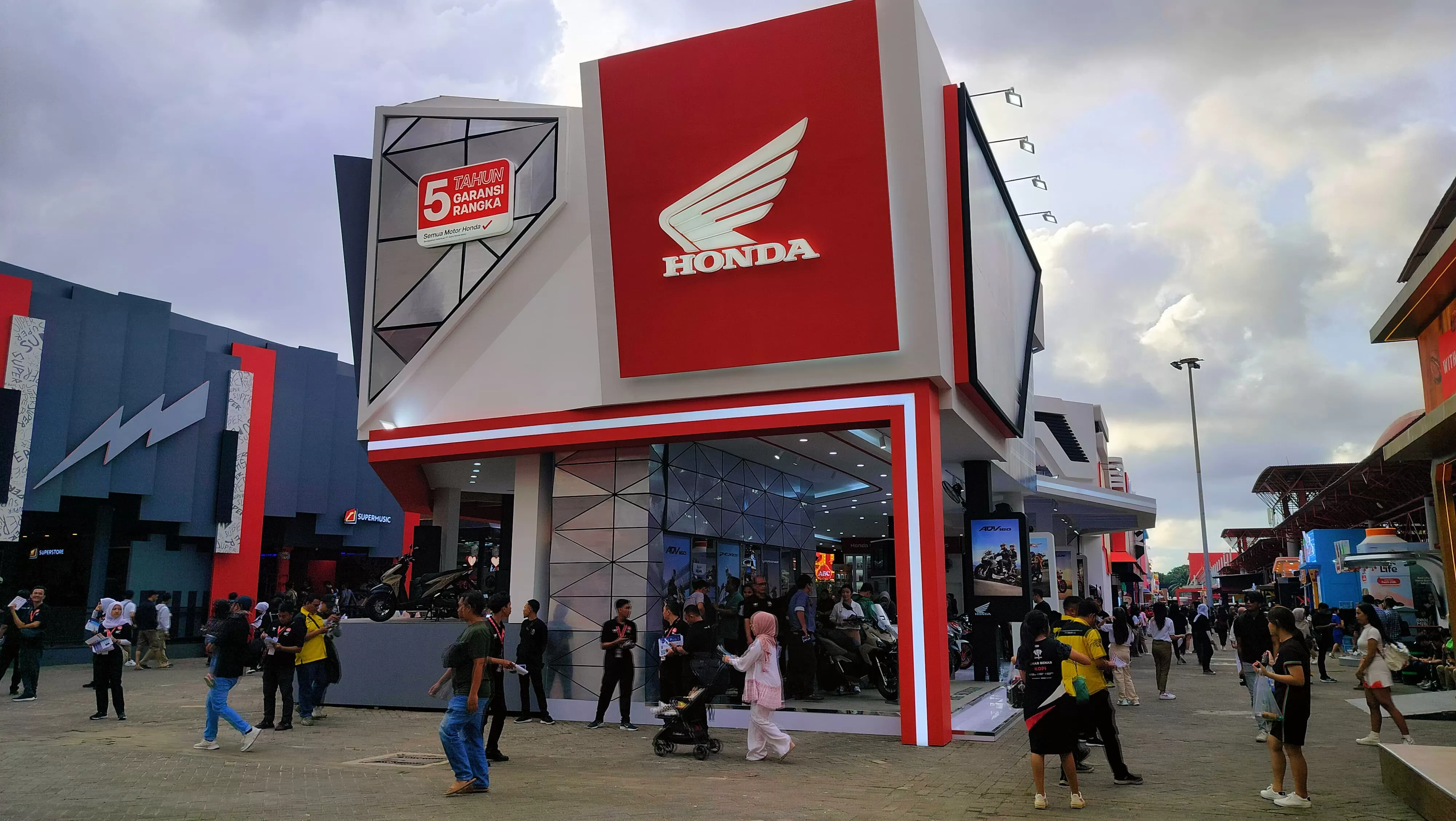 Booth Wahana Honda di PRJ 2024.