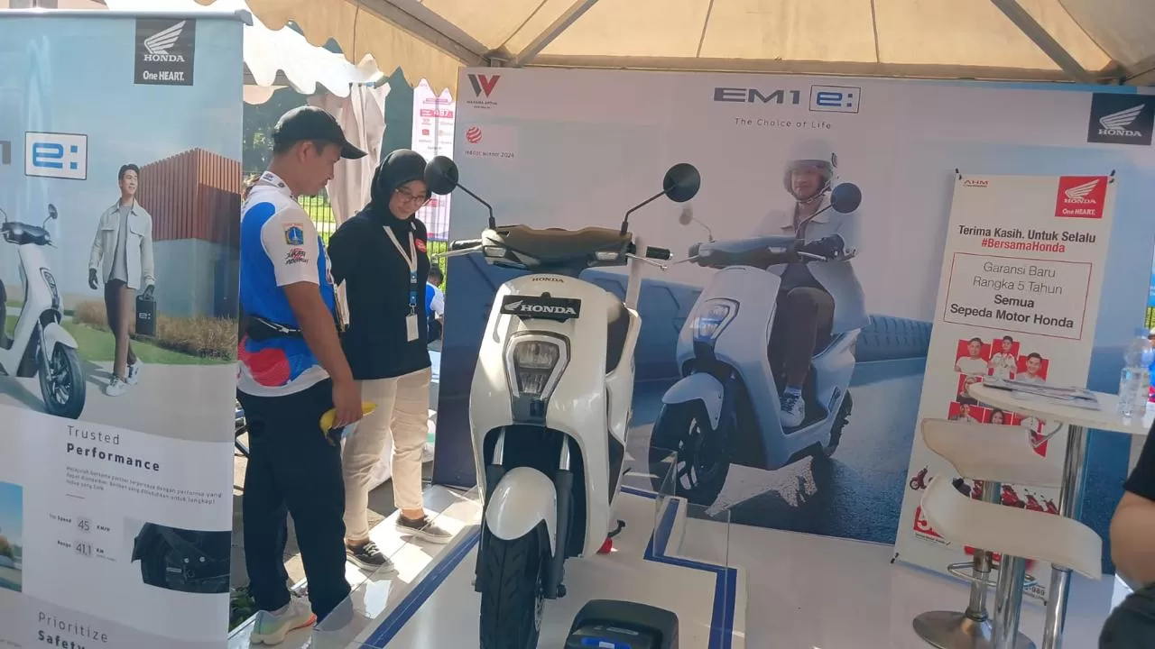 Sepeda motor listrik Honda EM1 e: menjadi sorotan di Jakarta International Marathon 2024.