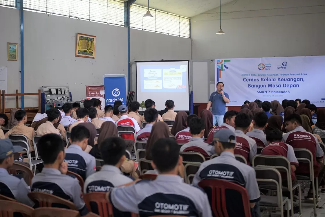 Tersebar secara menyeluruh, LENTERA juga diselenggarakan di Bandung dan menghadiri Branch Head Asuransi Astra Bandung, Iyus Suryaman dengan penjelasan materi mengenai pengelolaan keuangan kepada para 