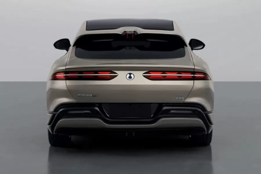 Meski berjenis sedan, desain belakang Denza Z9GT tampil beda dan mencuri perhatian. Simak artikel selengkapnya.