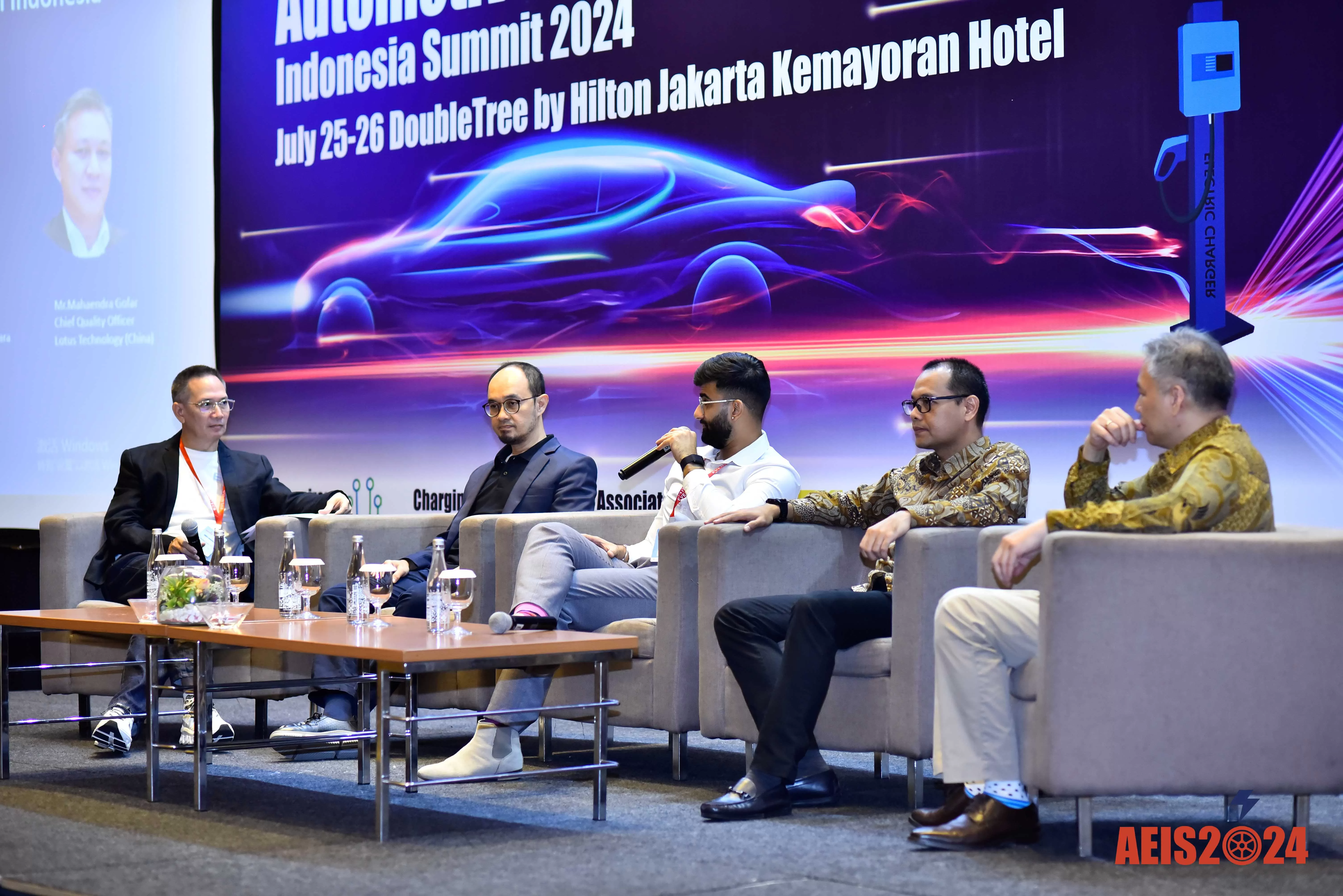Rahmat Septriwan, Chief Operation Officer ALVA, bersama panelis dan pembicara lainnya di acara AEIS 2024