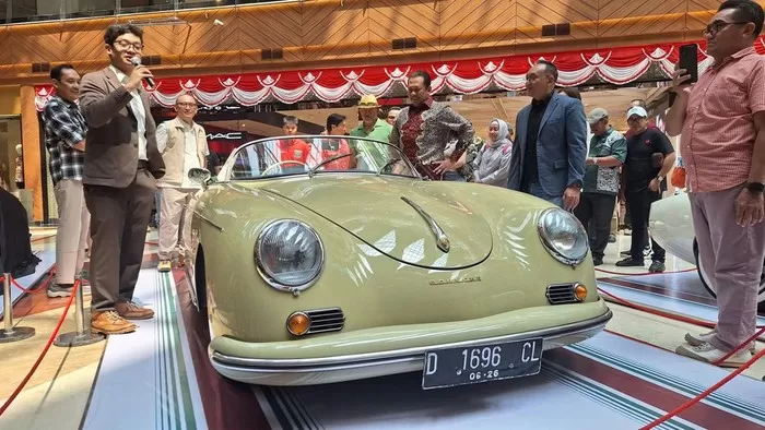 Pameran Mobil Klasik Tuksedo Studio di Pondok Indah Mall (PIM), Jakarta.