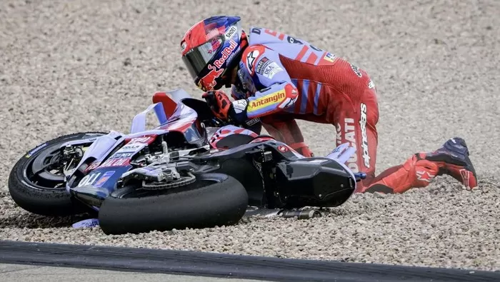 Marc Marquez jatuh mengendarai Ducati.